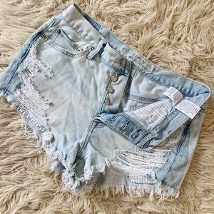 AMERICAN EAGLE RIPPED JEAN SHORTS